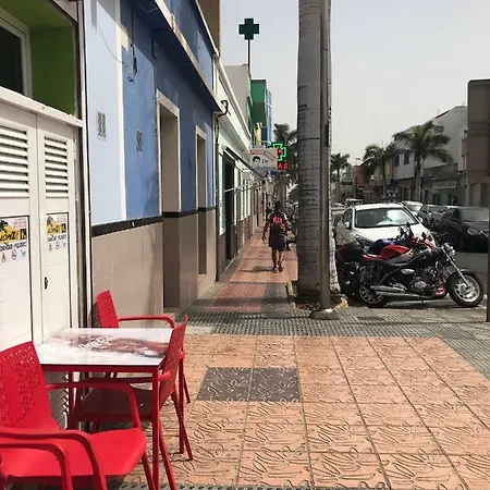 Pensión Academy House *